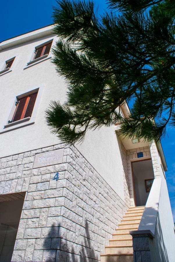 Guest house Ribarica**** Karlobag
